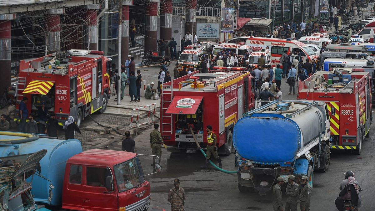 Požár nákupního centra v Pákistánu má nejméně 10 obětí